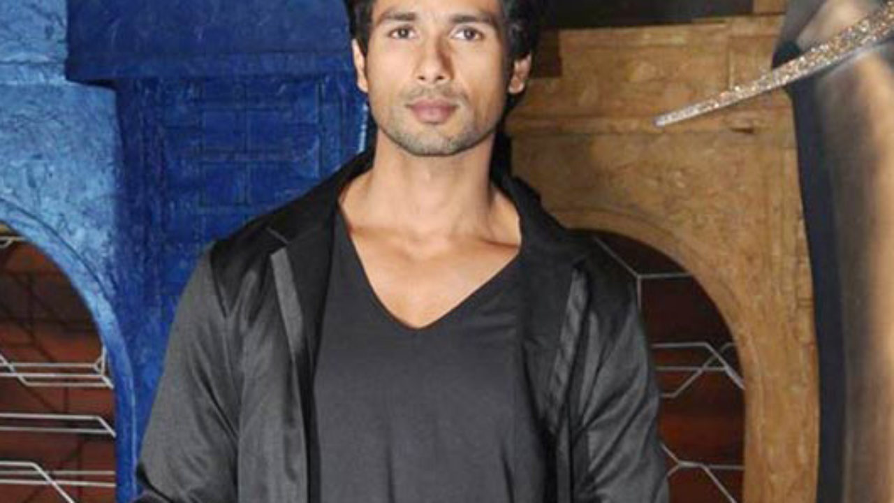 Shahid Kapoor Goes Shirtless For Phata Poster Nikla Hero Bollywood Bubble