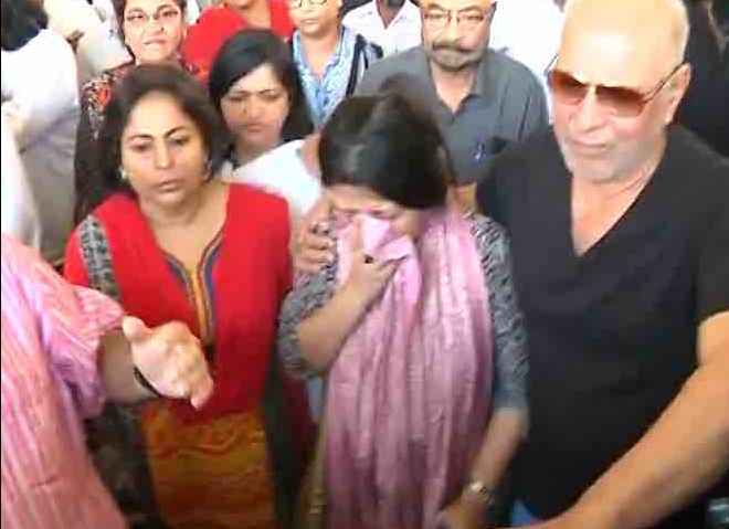 Om Puri's former wife Nandita Puri pays him last visit, sobs