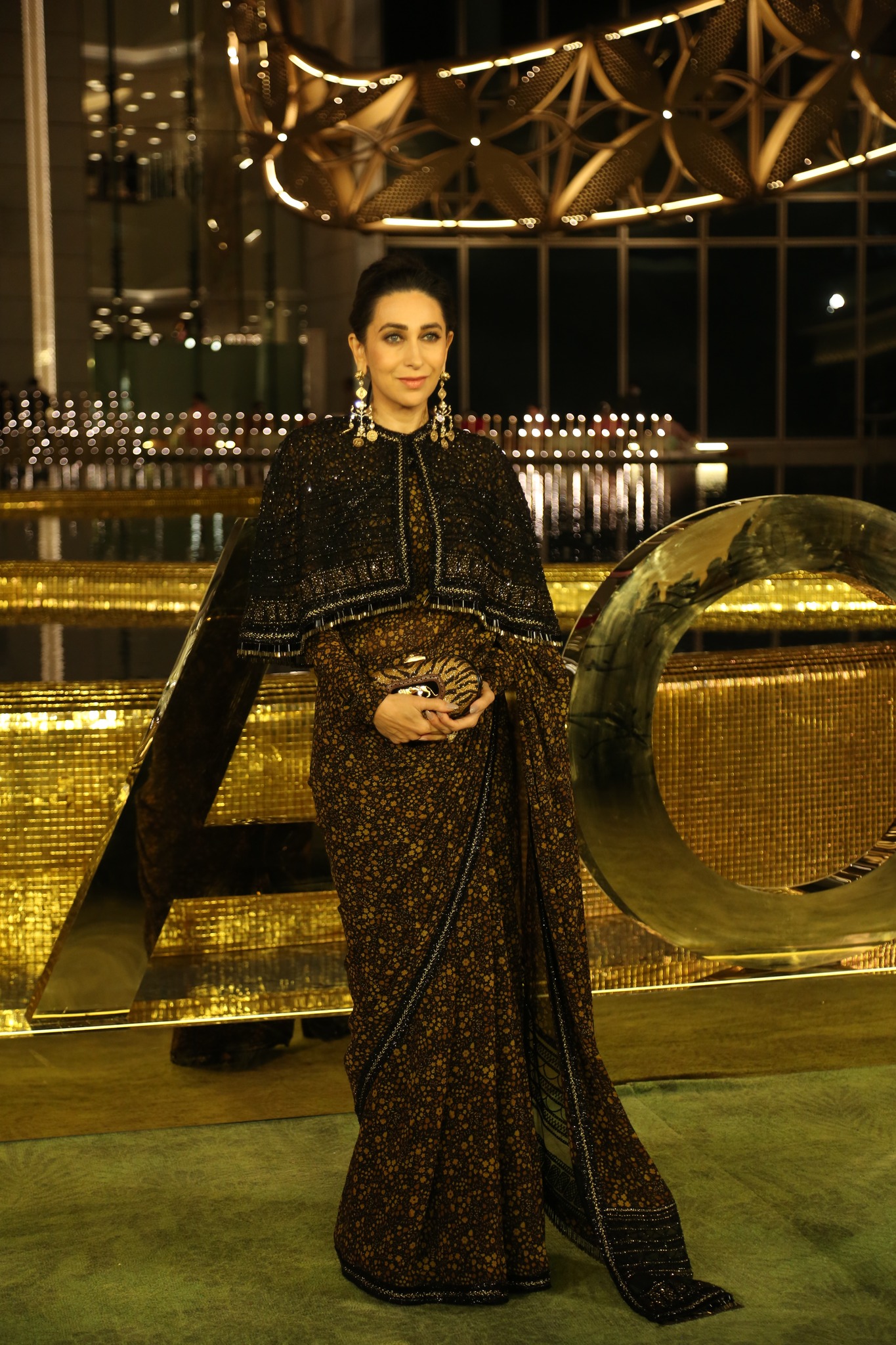 Karisma Kapoor looks breathtaking in a black Lehenga set!